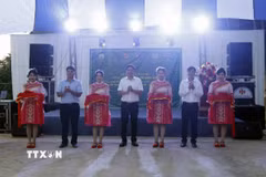 Đại biểu cắt băng khánh thành công trình “Mái ấm bản vui” tại khu dân cư Pha Đin, thuộc bản Buốt Văn (tỉnh Sơn La). (Ảnh: Quang Quyết/TTXVN)