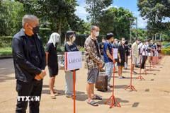 36 công dân được phân loại phục vụ công tác kiểm tra, sàng lọc, xác minh thông tin. (Ảnh: TTXVN phát)