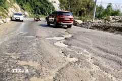Đoạn Quốc lộ 19 đoạn qua đèo An Khê (tỉnh Gia Lai) xuất hiện ổ gà, sóng trâu gây nguy hiểm cho người tham gia giao thông. (Ảnh: Sỹ Thắng/TTXVN)