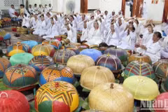 Lễ cúng thần linh tại thánh đường để bước vào lễ tịnh chay là nghi thức quan trọng trong tín ngưỡng tôn giáo của đồng bào Chăm theo đạo Hồi giáo tại tỉnh Ninh Thuận vào dịp đón Tết Ramưwan hằng năm. (Nguồn: Báo Nhân Dân)