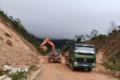 Điểm sạt lở lớn nhất với khối lượng sạt lở khoảng 3.000 mét khối tại Km180+500 được thông xe vào đầu giờ chiều 21/8. (Ảnh: Cao Nguyên/TTXVN)