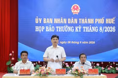 Chánh Văn phòng Ủy ban Nhân dân thành phố Huế chủ trì họp báo. (Ảnh: Mai Trang/TTXVN)