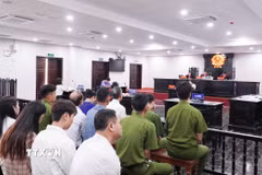 Phiên tòa phúc thẩm, xét xử vụ án lao động về “Đơn phương chấm dứt hợp đồng làm việc, bồi thường thiệt hại, trợ cấp khi đơn phương chấm dứt hợp đồng” đối với cựu giáo viên Trần Thị Lịch (Trường THCS Hiến Nam, thành phố Hưng Yên cũ). (Ảnh: Nguyễn Công Hải/TTXVN)