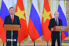 Tổng Bí thư, Chủ tịch nước Tô Lâm và Tổng thống Liên bang Nga Vladimir Putin dự và phát biểu trực tuyến tại điểm cầu nước Nga. (Ảnh: Văn Điệp/TTXVN)