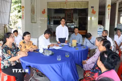 Ông Võ Văn Kiến Quốc, Phó Chủ tịch Thường trực Ủy ban Nhân dân xã Phương Bình chủ trì buổi họp dân thực hiện tuyến đường nông thôn Quang Phong, dài hơn 2km. (Ảnh: Duy Khương/TTXVN)