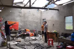 Một tảng đá to lăn từ trên đỉnh núi xuống gây thiệt hại cho một hộ dân ở Tắc Kha, xã Quảng Uyên. (Ảnh: TTXVN phát)