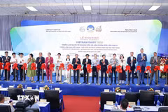 Đại biểu trong nước, quốc tế cùng cắt băng khai mạc triển lãm. (Ảnh: Thanh Tùng/TTXVN)