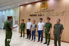 Đọc quyết định khởi tố các đối tượng sản xuất, buôn bán phân bón giả. (Ảnh: TTXVN phát)