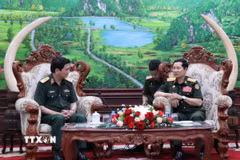 Trung tướng Nghiêm Đức Thuận, Chính ủy Học viện Quân y (Bộ Quốc phòng) chào xã giao Thượng tướng Saichay Kommasith, Thứ trưởng Bộ Quốc phòng, Tổng Tham mưu trưởng Quân đội nhân dân Lào. (Ảnh: Xuân Tú/TTXVN)