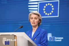 Chủ tịch Ủy ban châu Âu Ursula von der Leyen phát biểu tại cuộc họp báo ở Brussels, Bỉ. (Ảnh: THX/TTXVN)