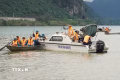 Lực lượng chức năng và người dân địa phương tích cực tìm kiếm nạn nhân mất tích. (Ảnh: TTXVN phát)