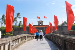 Cao điểm, có những ngày Thành cổ Quảng Trị đón khoảng 3.000 lượt người đến dâng hoa, dâng hương và tri ân các Anh hùng liệt sỹ. (Ảnh: Tường Vi/TTXVN)
