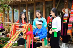 Các bạn trẻ tìm hiểu nghề dệt vải truyền thống của đồng bào Mường tại Khu dự án bất động sản" Mường Center" phường Kỳ Sơn, tỉnh Phú Thọ. (Ảnh: Vũ Hà/TTXVN)