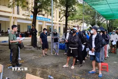Lực lượng chức năng tỉnh Lâm Đồng tiếp nhận công dân từ phía Campuchia bàn giao qua Cửa khẩu Xa Mát, tỉnh Tây Ninh. (Ảnh: TTXVN phát)