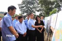 Đoàn công tác của Bộ Xây dựng kiểm tra tại vị trí ga Yên Bái mới, phường Âu Lâu (Lào Cai).( Ảnh: Tuấn Anh - TTXVN)