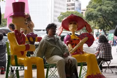 Người dân chụp ảnh cùng mô hình "người chết" tại trung tâm thủ đô Mexico City. (Ảnh: Phi Hùng/TTXVN)