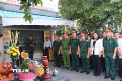 Đại biểu thực hiện nghi thức tâm linh trước khi tổ chức khai quật, tìm kiếm, quy tập hài cốt liệt sỹ. (Ảnh: Lê Thúy Hằng/TTXVN)
