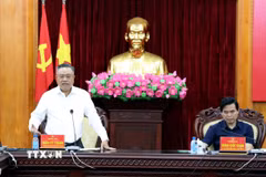 Ủy viên Bộ Chính trị, Bí thư Trung ương Đảng, Chủ nhiệm Ủy ban Kiểm tra Trung ương Trần Sỹ Thanh lưu ý Ban Thường vụ Tỉnh ủy Lạng Sơn cần chú trọng công tác đào tạo, sắp xếp, bố trí cán bộ đáp ứng yêu cầu nhiệm vụ giai đoạn mới. (Ảnh: Văn Đạt/TTXVN)