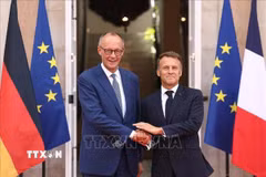 Tổng thống Pháp Emmanuel Macron (phải) và Thủ tướng Đức Friedrich Merz (trái) trong cuộc gặp tại thành phố Toulon, Đông Nam Pháp ngày 29/8/2025. (Ảnh: Reuters/TTXVN)
