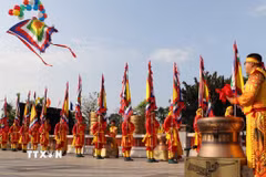 Lá đại kỳ ngũ sắc tạo điểm nhấn tại Đền thờ Vua Hùng trong ngày Giỗ Tổ. (Ảnh: Nguyễn Hằng/TTXVN)