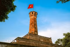 Cột cờ Hà Nội giữa. (Ảnh: Khánh Hòa/TTXVN)