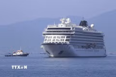 Tàu du lịch biển quốc tế Ms Viking Yidun vào vịnh Cam Ranh. (Ảnh: TTXVN phát)