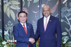 Thường trực Ban Bí thư Trần Cẩm Tú gặp Bộ trưởng Cao cấp, Bộ trưởng Điều phối An ninh Quốc gia và Bộ trưởng Nội vụ Singapore K. Shanmugam. (Ảnh: Phương Hoa/TTXVN)