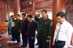 Đại tướng Nguyễn Trọng Nghĩa cùng lãnh đạo Trung ương, lãnh đạo tỉnh Quảng Trị, Quân khu 4 kính cẩn nghiêng mình tưởng nhớ công lao của Đại tướng Võ Nguyên Giáp. (Ảnh: TTXVN phát)