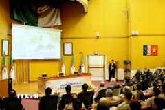 Đoàn đại biểu chính trị cấp cao Quân đội Nhân dân Việt Nam, một số sỹ quan quân đội Algeria và kiều bào Việt Nam tại Algeria xem bộ phim tài liệu “Việt Nam-Algeria: Xa mà gần”. (Ảnh: Mạnh Hùng/TTXVN)