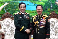 Đại tướng Phan Văn Giang và Thượng tướng Khamliang Outhakaysone. (Nguồn: Báo Quân đội Nhân dân)
