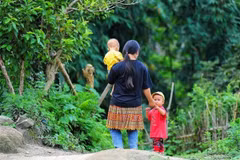 Hình ảnh những "bà mẹ trẻ" không hiếm gặp tại những vùng sâu, vùng xa. (Ảnh: Nam Thái/TTXVN)