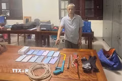 Đối tượng Nguyễn Tiến Khánh và các tang vật của vụ án. (Ảnh: TTXVN phát)