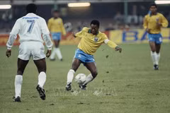 Huyền thoại bóng đá Brazil Pele (trái) đi bóng trong trận đấu giao hữu của đội tuyển các ngôi sao bóng đá thế giới với tuyển Brazil. (Ảnh minh họa: AFP/TTXVN)