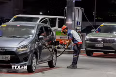 Bơm xăng cho phương tiện tại trạm xăng ở Quezon, Philippines. (Ảnh: THX/TTXVN)