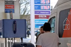 Người dân mua xăng tại trạm xăng ở London, Anh. (Ảnh: THX/TTXVN)
