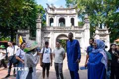 Du khách tìm hiểu các giá trị lịch sử, văn hóa tại Văn Miếu-Quốc Tử Giám. (Ảnh: Khánh Hoà/TTXVN)