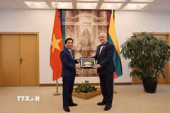 Phó Chủ tịch Quốc hội Nguyễn Doãn Anh và Đại sứ Việt Nam tại Ba Lan kiêm nhiệm Litva Hà Hoàng Hải. (Ảnh Việt Thắng/TTXVN)