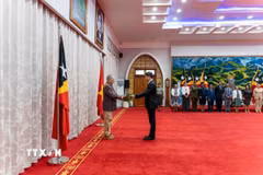 Đại sứ Phạm Bình Đàm trình Quốc thư lên Tổng thống Timor-Leste José Ramos-Horta. (Ảnh: TTXVN phát)