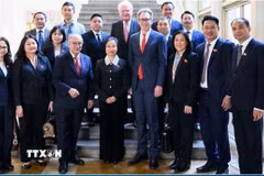 Đoàn công tác của Hội đồng Nhân dân Thành phố Hà Nội tại Toà thị chính Frankfurt. (Ảnh: TTXVN phát)