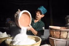 Diêm dân thu sản phẩm muối hầm. (Ảnh: Tường Quân/TTXVN)