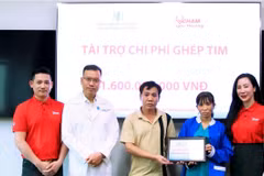 Quỹ Chạm Yêu Thương tài trợ 100% chi phí 1,6 tỷ đồng cho ca mổ. (Nguồn: Vietnam+)
