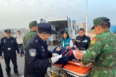 Đồn Biên phòng cửa khẩu Quốc tế Móng Cái (Việt Nam) phối hợp với Trạm kiểm tra Biên phòng xuất nhập cảnh Đông Hưng (Trung Quốc) mở "luồng xanh" cho xe cứu thương cấp cứu bệnh nhân. (Ảnh: TTXVN phát)