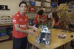 Nhóm thanh niên Brazil dùng dây rút và polycarbonate chế tạo robot vô địch thế giới