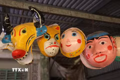 Thôn Ông Hảo, xã Nguyễn Văn Linh, tỉnh Hưng Yên là một trong những địa phương còn giữ được nghề làm mặt nạ giấy bồi truyền thống. (Ảnh: Mai Ngoan/TTXVN)