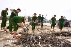 Khoảng 50 đoàn viên, thanh niên thuộc Phòng Cảnh sát cơ động, Công an tỉnh Quảng Trị tham gia dọn vệ sinh bãi biển Nhật Lệ. (Ảnh: Thanh Thủy/TTXVN)