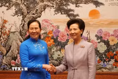 Đồng chí Lê Thị Thủy (trái), Chủ tịch Hội Liên hiệp Phụ nữ Việt Nam chào xã giao đồng chí Thầm Di Cầm, Chủ tịch Hội Liên hiệp Phụ nữ Toàn quốc Trung Hoa. (Ảnh: Quang Hưng/TTXVN)