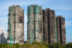 Khu chung cư Wang Fuk Court tại Hong Kong (Trung Quốc) sau vụ hỏa hoạn, ngày 28/11/2025. (Ảnh: THX/TTXVN)