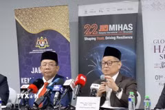 Ông Abu Bakar Yusof (bên phải), Giám đốc điều hành Cơ quan Phát triển Ngoại thương Malaysia (Matrade) và Tiến sỹ Sirajuddin bin Suhaimee (bên trái), Tổng Giám đốc Cơ quan Phát triển Hồi giáo Malaysia (JAKIM), cơ quan phụ trách cấp giấy chứng nhận Halal của Malaysia. (Ảnh: TTXVN)