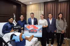 Xuân Son được "đại gia" trao tay món quà tiền tỷ, báo tin vui khi tập phục hồi