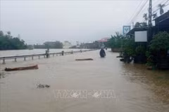 Nước lũ sông Phước Giang dâng cao ngập tuyến đường xã Hành Dũng, huyện Nghĩa Hành, tỉnh Quảng Ngãi. (Ảnh tư liệu: TTXVN phát)